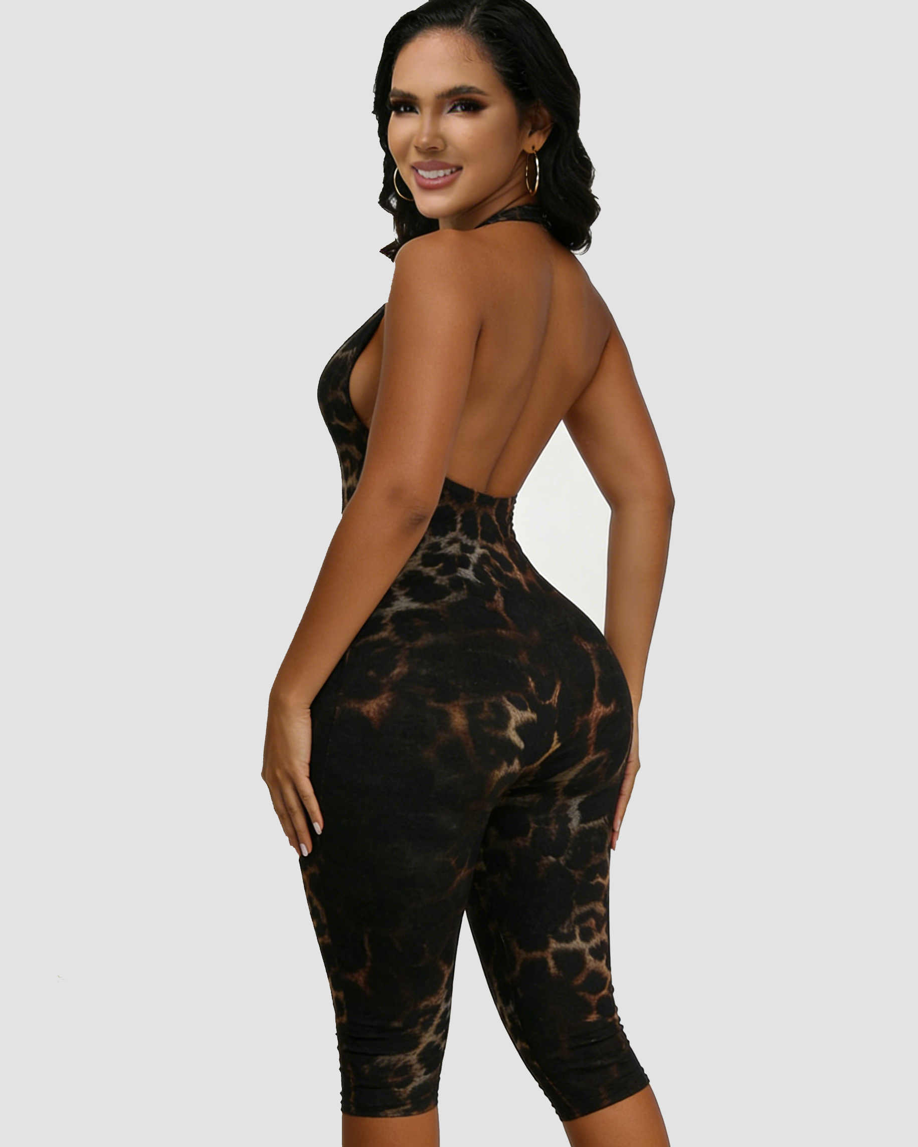 Mono ajustado con estampado de leopardo, escote halter sin espalda y levantacola