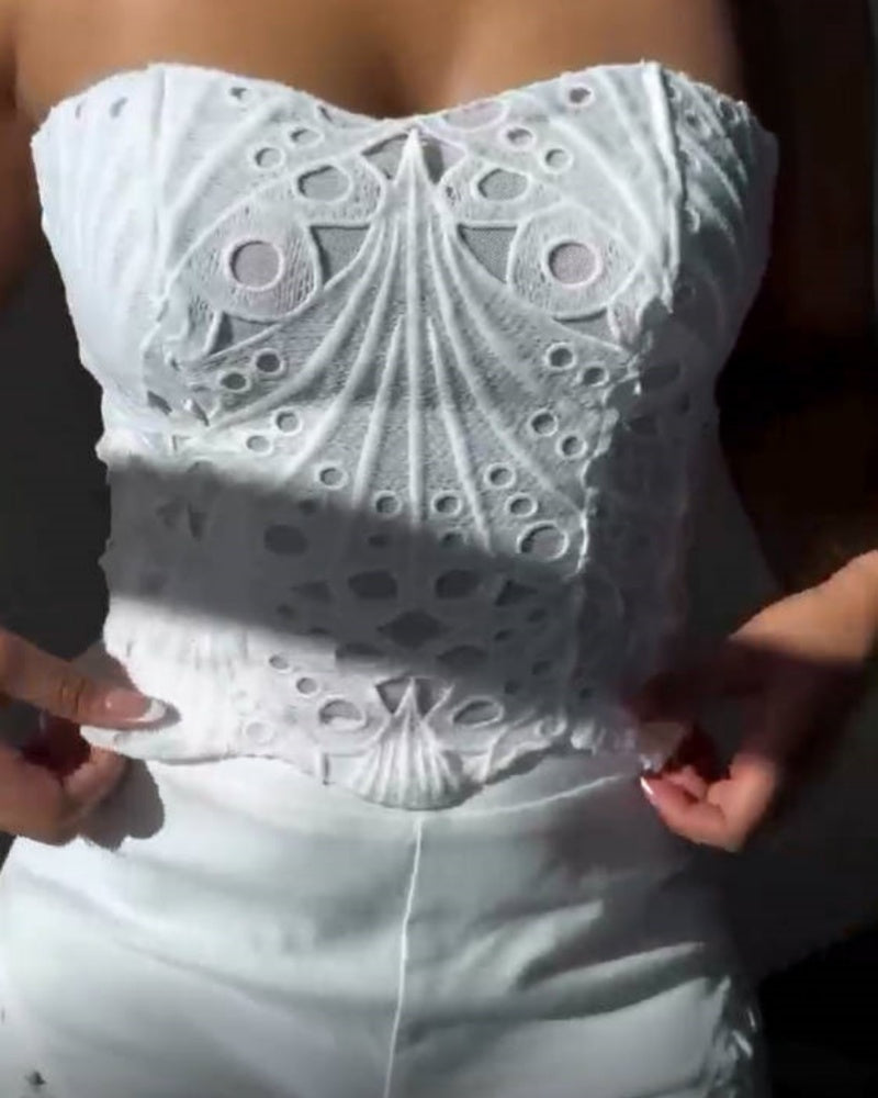 Conjunto de Top Elegante Sin Tirantes con Ojalillos Florales y Pantalones de Pierna Ancha