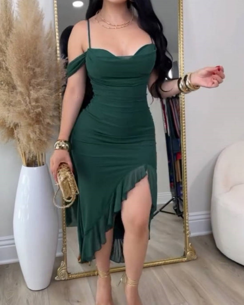 Vestido Glamuroso con Hombros Descubiertos y Abertura Asimétrica con Volantes