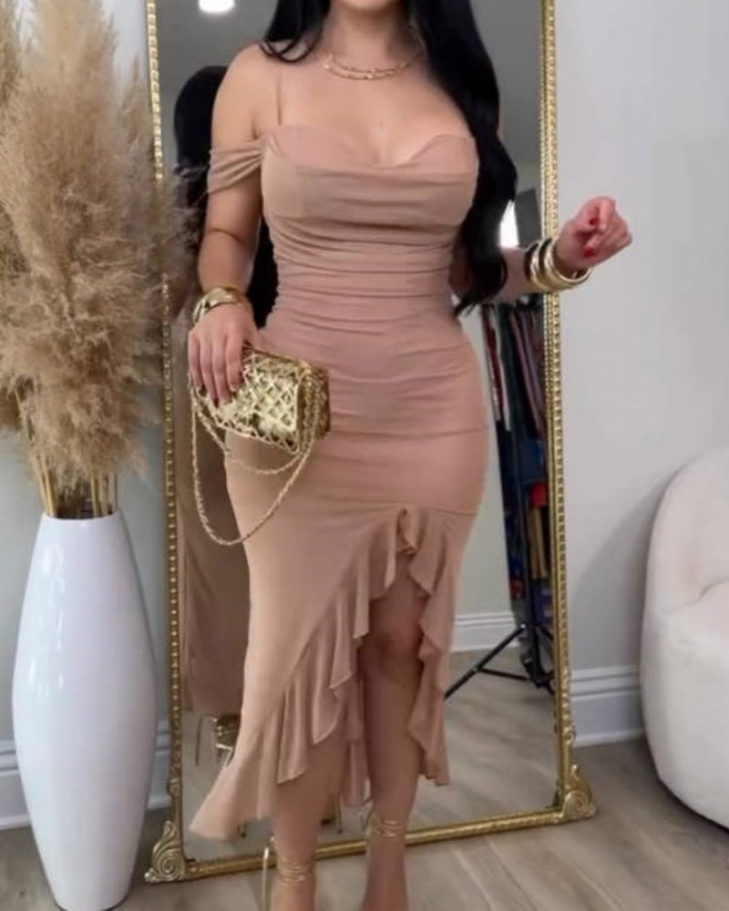 Vestido Glamuroso con Hombros Descubiertos y Abertura Asimétrica con Volantes