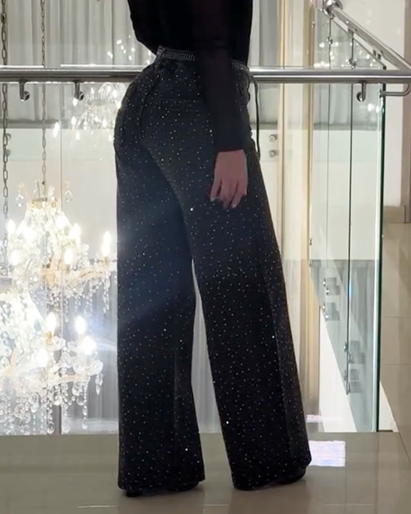 Jeans de tiro medio lavado a la moda con pierna recta y tachuelas en forma de diamante