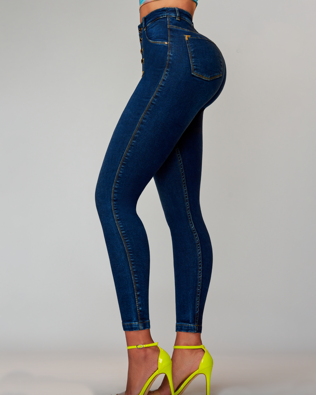 Jeans de mezclilla con levantamiento de glúteos, cierre de botones, tiro alto, stretch, glamour y brillo