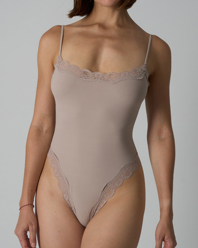 Body de Moldeador en Forma de Triángulo con Tirantes Finos y Detalle de Encaje