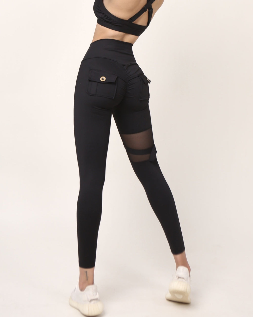 Leggings de Yoga con Bolsillo de Malla y Corte Único, Realce en la Cola