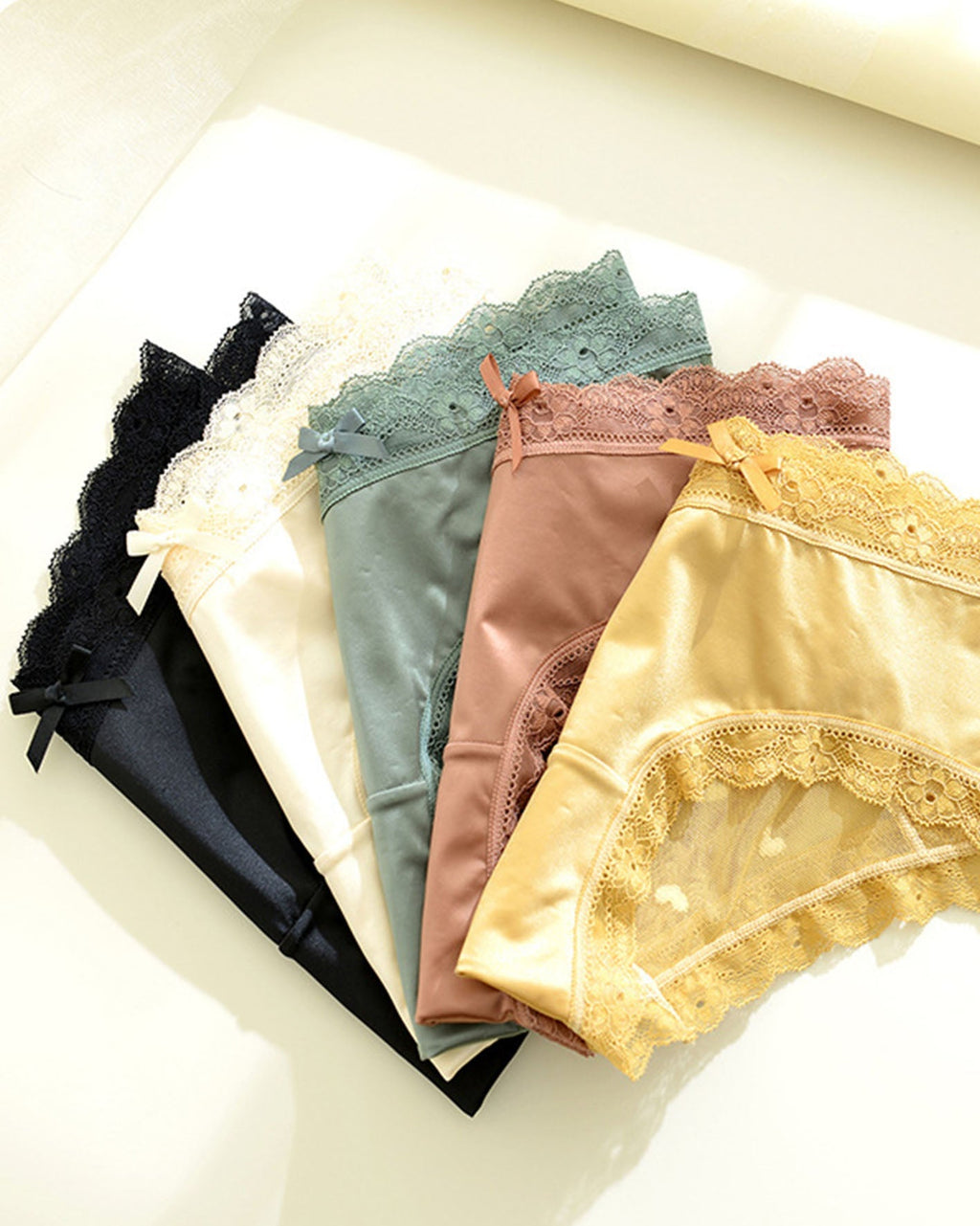 Panties de cintura media-alta para mujer con patrón de corazón, encaje en el borde y combinación de malla