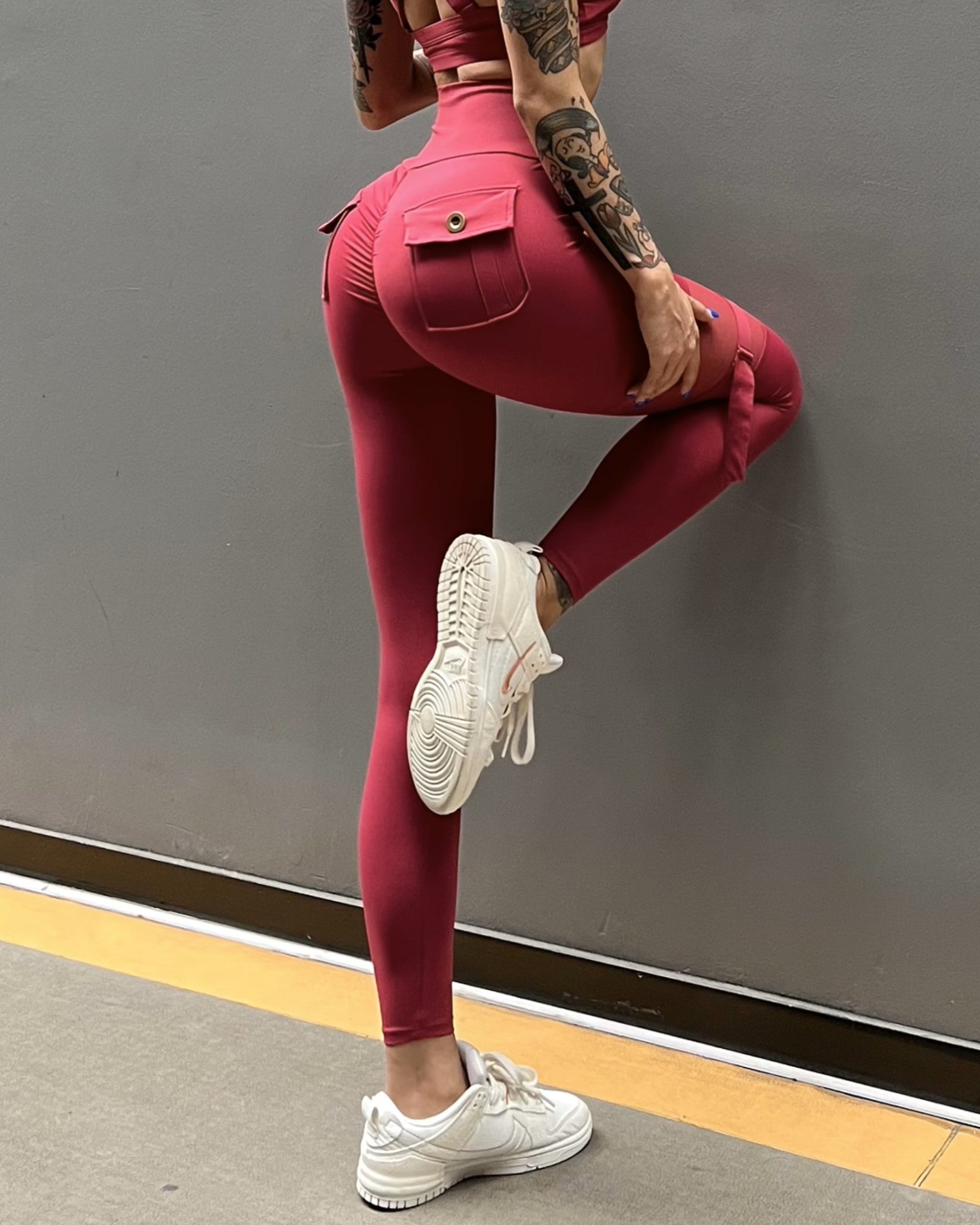 Leggings de Yoga con Bolsillo de Malla y Corte Único, Realce en la Cola