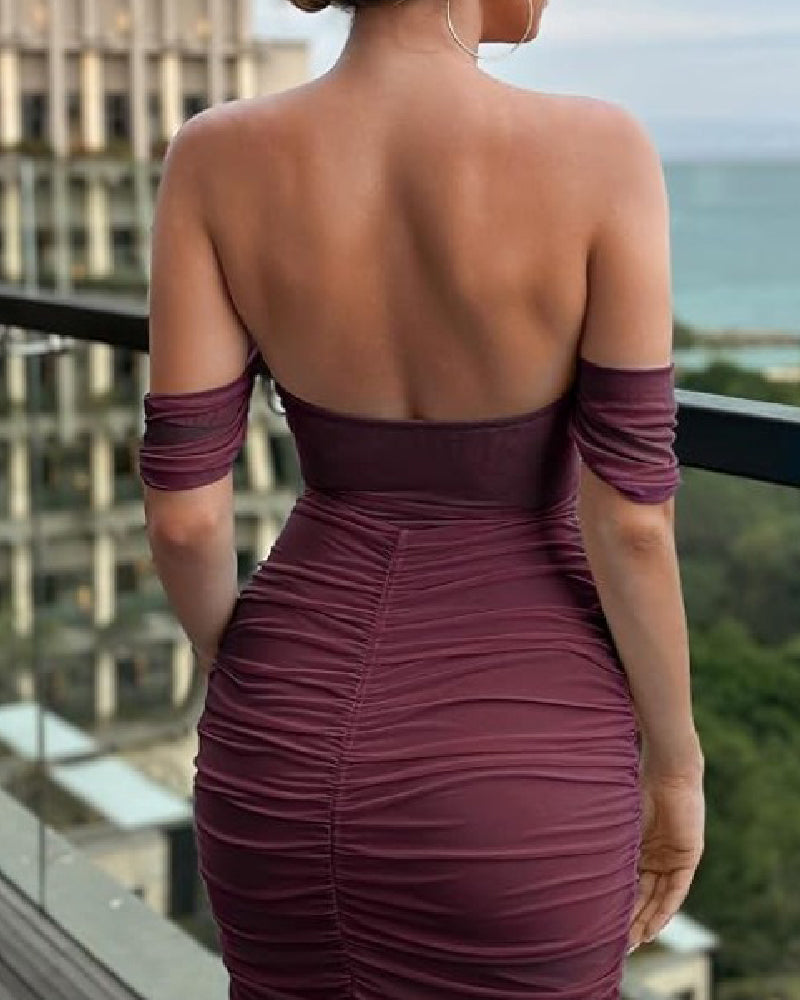 Vestido Midi Bodycon con Escote Hombros Descubiertos, Fruncido y Efecto Abdomen Plano con Diseño de Espina de Pescado