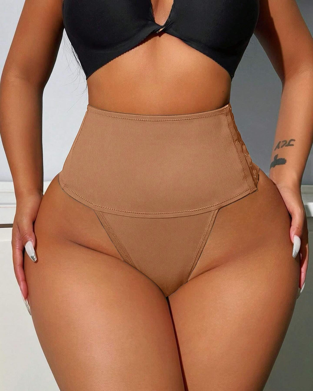 Panties moldeadoras de control con cierre de gancho y diseño tanga
