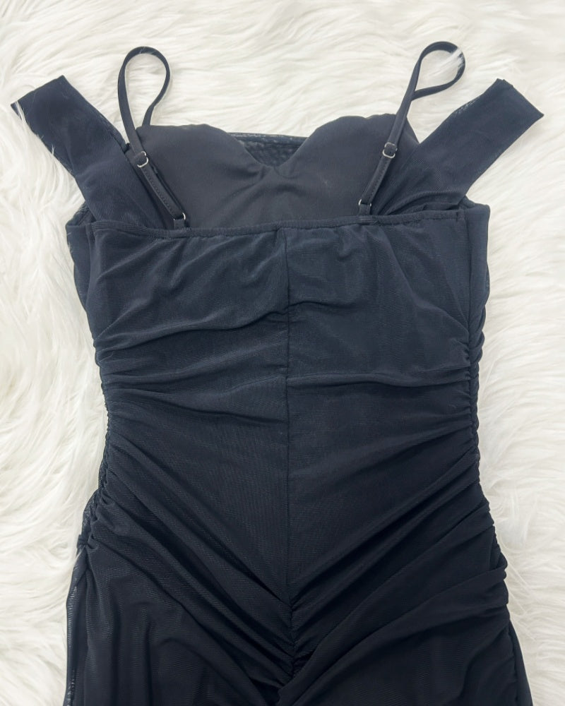 Vestido Glamuroso con Hombros Descubiertos y Abertura Asimétrica con Volantes