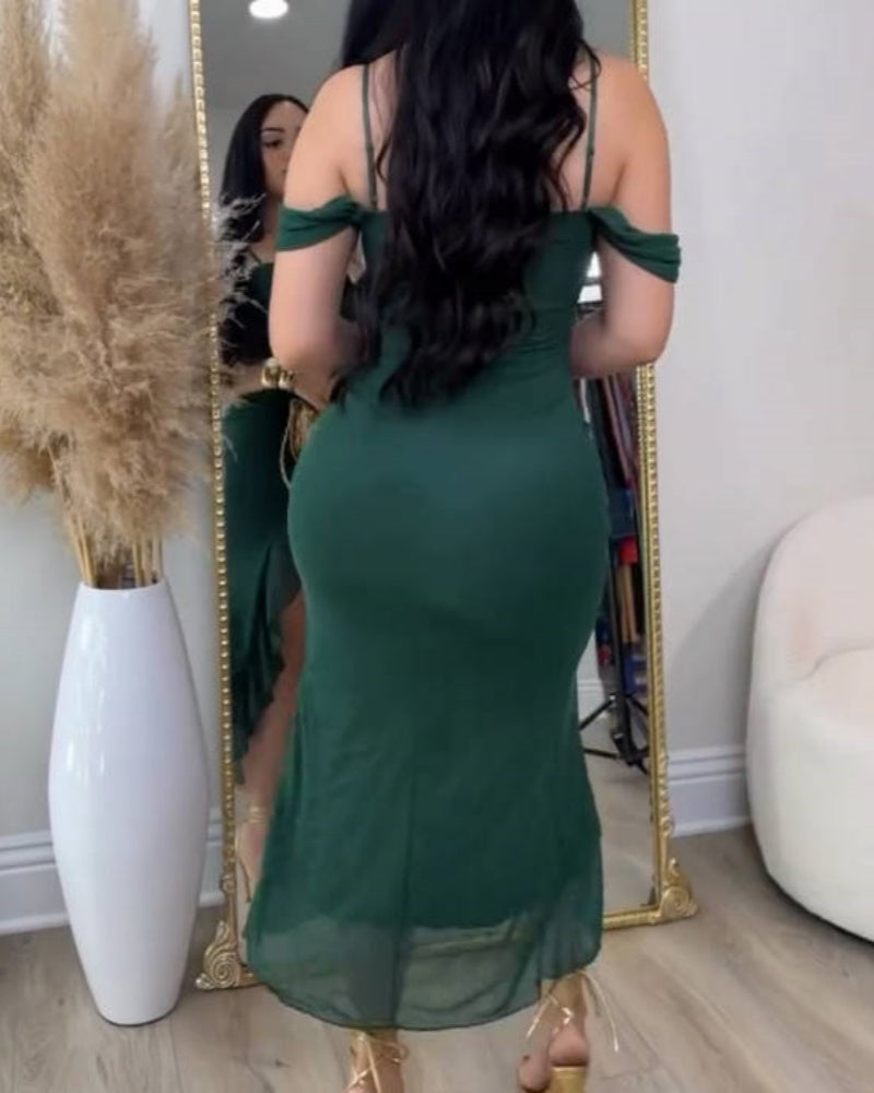Vestido Glamuroso con Hombros Descubiertos y Abertura Asimétrica con Volantes
