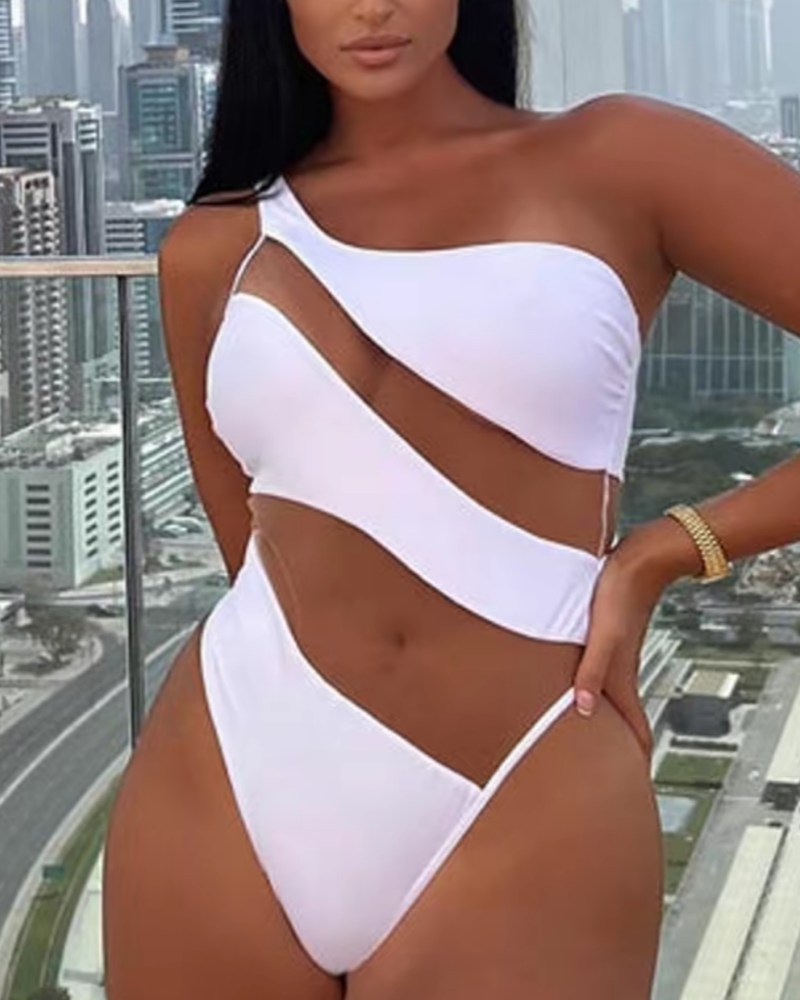 Traje de baño de una pieza sexy con hombros descubiertos y paneles transparentes de malla