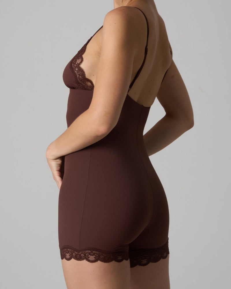 Body de moldeo sin costuras con tirantes en forma de triángulo y detalle de encaje