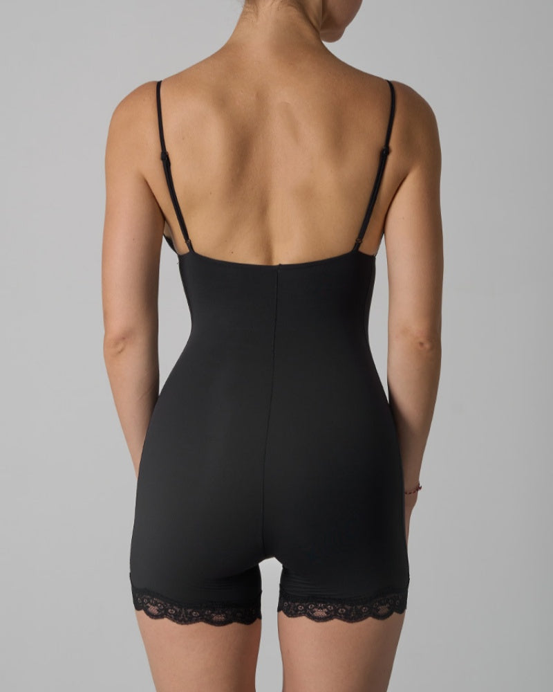 Body de moldeo sin costuras con tirantes en forma de triángulo y detalle de encaje
