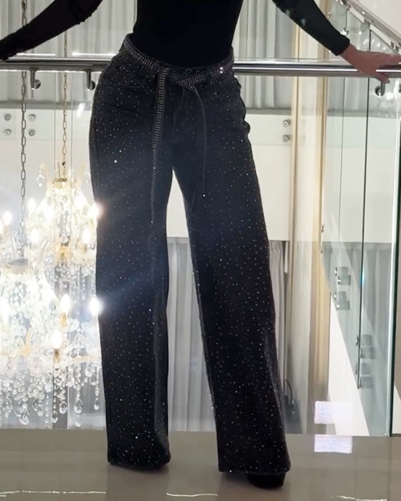 Jeans de tiro medio lavado a la moda con pierna recta y tachuelas en forma de diamante